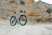 Laden Sie das Bild in den Galerie-Viewer, Double Ace Plus+ Titanium GRAVEL | SRAM Force 1*12 Komplettrad Custom Cerakote (McMillan® Tan/Sandstrahl)