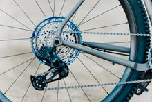 Laden Sie das Bild in den Galerie-Viewer, Double Ace Plus+ Titanium GRAVEL | SRAM Force 1*12 Komplettrad Custom Cerakote (McMillan® Tan/Sandstrahl)