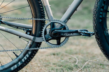 Laden Sie das Bild in den Galerie-Viewer, Double Ace Plus+ Titanium GRAVEL | SRAM Force 1*12 Komplettrad Custom Cerakote (McMillan® Tan/Sandstrahl)