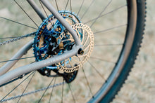 Laden Sie das Bild in den Galerie-Viewer, Double Ace Plus+ Titanium GRAVEL | SRAM Force 1*12 Komplettrad Custom Cerakote (McMillan® Tan/Sandstrahl)
