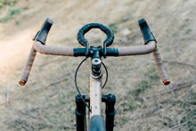 Laden Sie das Bild in den Galerie-Viewer, Double Ace Plus+ Titanium GRAVEL | SRAM Force 1*12 Komplettrad Custom Cerakote (McMillan® Tan/Sandstrahl)