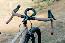 Laden Sie das Bild in den Galerie-Viewer, Double Ace Plus+ Titanium GRAVEL | SRAM Force 1*12 Komplettrad Custom Cerakote (McMillan® Tan/Sandstrahl)