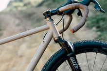 Laden Sie das Bild in den Galerie-Viewer, Double Ace Plus+ Titanium GRAVEL | SRAM Force 1*12 Komplettrad Custom Cerakote (McMillan® Tan/Sandstrahl)