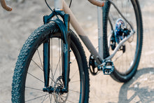 Laden Sie das Bild in den Galerie-Viewer, Double Ace Plus+ Titanium GRAVEL | SRAM Force 1*12 Komplettrad Custom Cerakote (McMillan® Tan/Sandstrahl)