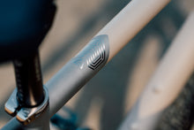 Laden Sie das Bild in den Galerie-Viewer, Double Ace Plus+ Titanium GRAVEL | SRAM Force 1*12 Komplettrad Custom Cerakote (McMillan® Tan/Sandstrahl)