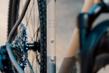 Laden Sie das Bild in den Galerie-Viewer, Double Ace Plus+ Titanium GRAVEL | SRAM Force 1*12 Komplettrad Custom Cerakote (McMillan® Tan/Sandstrahl)
