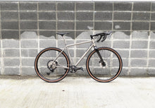 Laden Sie das Bild in den Galerie-Viewer, Double Ace Titanium GRAVEL | Komplettrad Standard Raw (Gebürstet/Sandgestrahlt)