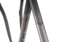Laden Sie das Bild in den Galerie-Viewer, Double Ace Titanium GRAVEL | Komplettrad Standard Raw (Gebürstet/Sandgestrahlt)