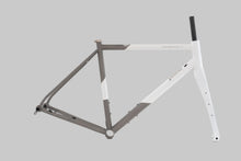 Laden Sie das Bild in den Galerie-Viewer, Double Ace Titanium GRAVEL | Custom Cerakote-Rahmenset (Hidden White/Sandstrahl)