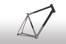 Laden Sie das Bild in den Galerie-Viewer, Double Ace Titanium GRAVEL | Individuelles Cerakote-Rahmenset (Schwarzer Samt/Sandstrahlen)