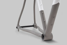 Laden Sie das Bild in den Galerie-Viewer, Double Ace Titanium GRAVEL | Custom Cerakote-Rahmenset (Hidden White/Sandstrahl)