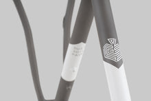 Laden Sie das Bild in den Galerie-Viewer, Double Ace Titanium GRAVEL | Custom Cerakote-Rahmenset (Hidden White/Sandstrahl)