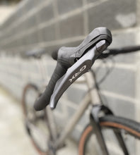 Laden Sie das Bild in den Galerie-Viewer, Double Ace Titanium GRAVEL | Komplettrad Standard Raw (Gebürstet/Sandgestrahlt)