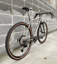 Laden Sie das Bild in den Galerie-Viewer, Double Ace Titanium GRAVEL | Komplettrad Standard Raw (Gebürstet/Sandgestrahlt)