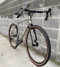 Laden Sie das Bild in den Galerie-Viewer, Double Ace Titanium GRAVEL | Komplettrad Standard Raw (Gebürstet/Sandgestrahlt)