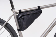 Laden Sie das Bild in den Galerie-Viewer, XTOURING Tri Frame Tasche Cyber-Camo Diamond Black