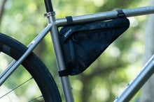 Laden Sie das Bild in den Galerie-Viewer, XTOURING Tri Frame Tasche Cyber-Camo Diamond Black