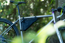 Laden Sie das Bild in den Galerie-Viewer, XTOURING Tri Frame Tasche Cyber-Camo Diamond Black