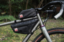 Charger l'image dans la galerie, Sacoche de cadre XTOURING Dry S / Top Tube Bag Dry Cyber-camo Diamond Black BUNDLE
