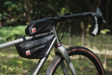 Charger l'image dans la galerie, Sacoche pour tube supérieur XTOURING DRY Cyber-Camo Diamond Noir