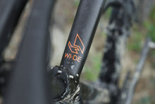 Laden Sie das Bild in den Galerie-Viewer, WEIT ÖFFNEN. X WOHO Cyber-Camo Black Sonderedition