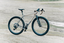 Laden Sie das Bild in den Galerie-Viewer, Double Ace Plus+ Titanium GRAVEL | Demo Bike Custom Cerakote (McMillan® Tan/Sandblast)