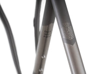 Laden Sie das Bild in den Galerie-Viewer, Double Ace Titanium GRAVEL | Standard RAW Finish Frame-set (Brushed/Sandblast)