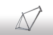 Laden Sie das Bild in den Galerie-Viewer, Double Ace Titanium GRAVEL | Standard RAW Finish Frame-set (Brushed/Sandblast)