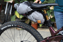 Laden Sie das Bild in den Galerie-Viewer, XTOURING Saddle Bag Dry S Honeycomb Iron Grey