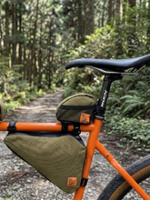 Cargar imagen en el visor de la galería, XTOURING Bolsa de Tubo Superior Mini Moss Green | Cordura®
