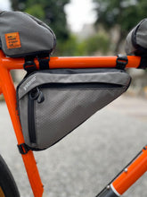 Charger l'image dans la galerie, Sac de cadre triangulaire XTOURING nid d'abeille gris fer