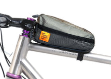 Cargar imagen en el visor de la galería, XTOURING Bolsa de Tubo Superior - Honeycomb Iron Grey