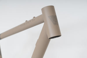 Double Ace Plus+ Titane GRAVEL | Ensemble de cadres Cerakote personnalisés (McMillan® Tan/Sandblasting)