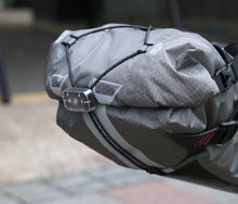 Laden Sie das Bild in den Galerie-Viewer, XTOURING Saddle Bag Dry M Honeycomb Iron Grey