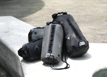 Laden Sie das Bild in den Galerie-Viewer, XTOURING Dry Bag - Honeycomb Iron Grey